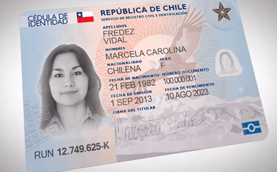 Anverso de una cédula de identidad chilena de muestra, con la fecha de nacimiento y el RUN visibles.