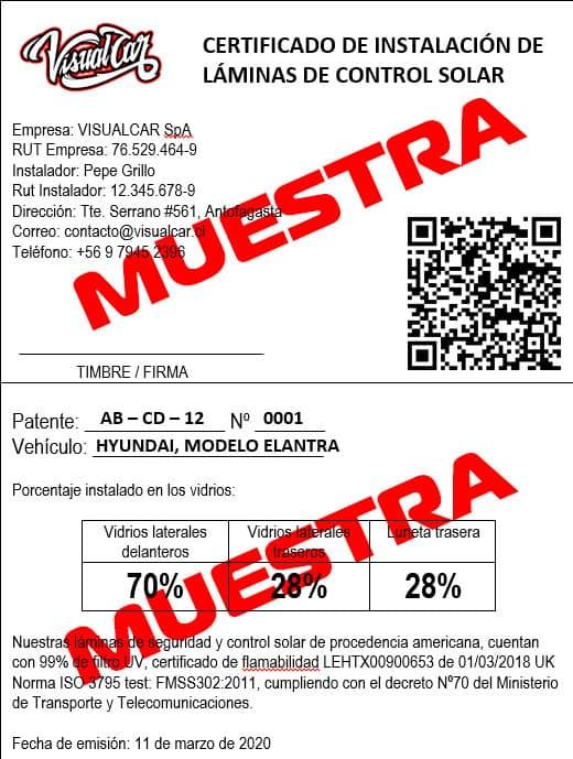 Muestra de un certificado de instalación de láminas de control solar, con los datos del instalador, la patente del vehículo y el porcentaje de transmisión luminosa de cada vidrio.