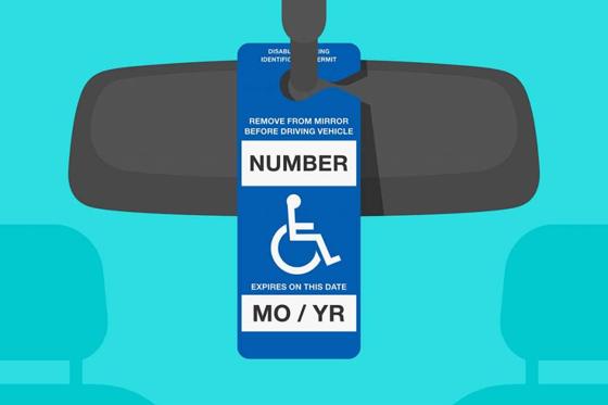 Ilustración de una tarjeta de estacionamiento para personas con discapacidad colgada del espejo retrovisor de un automóvil.