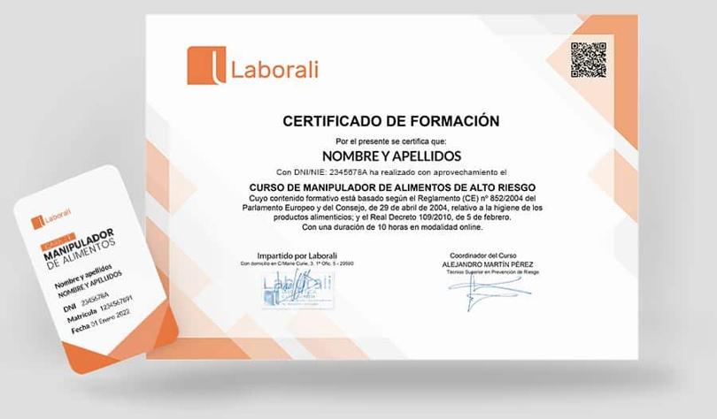 Modelo de certificado de formación en manipulación de alimentos de alto riesgo, junto a la credencial plastificada que lo acompaña.