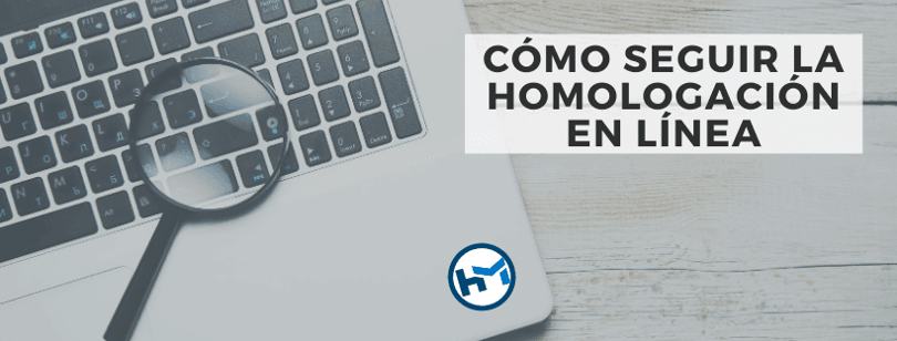 Rótulo «Cómo seguir la homologación en línea» sobre un teclado y una lupa.