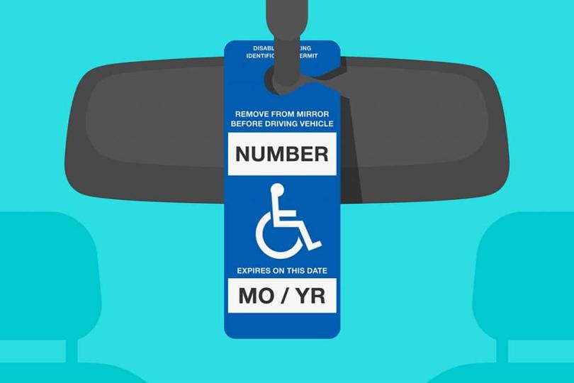 Ilustración de una tarjeta de estacionamiento para personas con discapacidad colgada del espejo retrovisor de un automóvil.