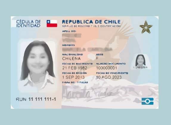 Anverso de una cédula de identidad chilena de muestra, con la fotografía, el nombre, la nacionalidad, la fecha de nacimiento, la de vencimiento y el RUN.