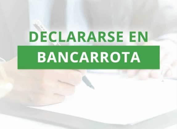 Rótulo «Declararse en bancarrota» sobre la fotografía de una persona firmando unos papeles.
