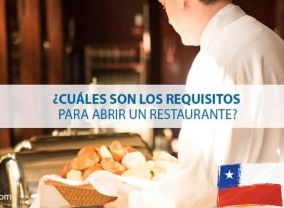 Rótulo «¿Cuáles son los requisitos para abrir un restaurante?» sobre la fotografía de un camarero con una cesta de pan, junto a la bandera de Chile.